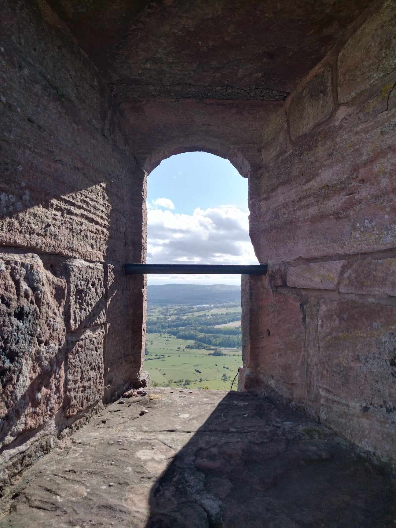 Fenêtre du château du Haut-Barr, exemple de patrimoine architectural à découvrir avec Coline Gravier